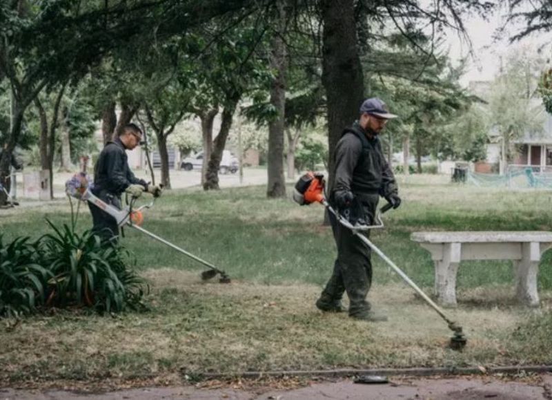VIDEO | El EMSUR realizó tareas de reparación y limpieza integral en la Plaza Espora