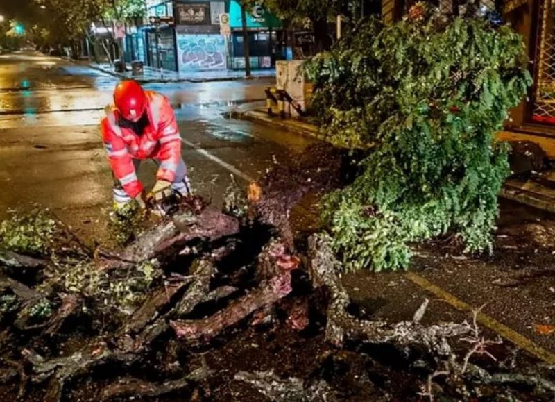El Municipio informó 95 mm de lluvia, evacuaciones en el barrio 2 de Abril y 20 intervenciones por daños