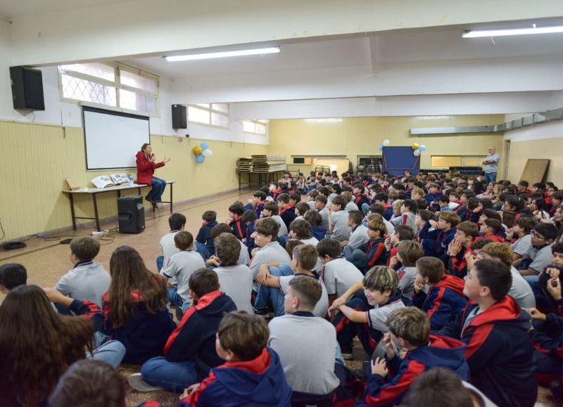 Lanzaron “Guardianes de Nuestra Historia” con recorridas guiadas para alumnos en plazas de la ciudad
