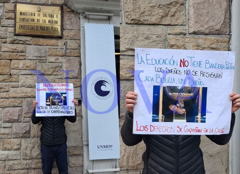 Padres del Colegio Illia realizaron una protesta frente a la UNMdP por el polémico sorteo de ingreso 2027