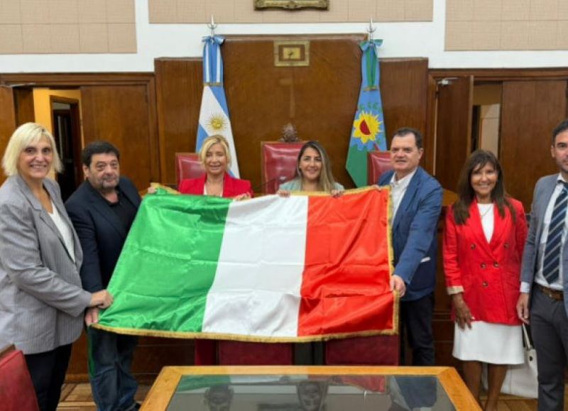 VIDEO | Autoridades y representantes de la colectividad italiana donaron una bandera al Concejo