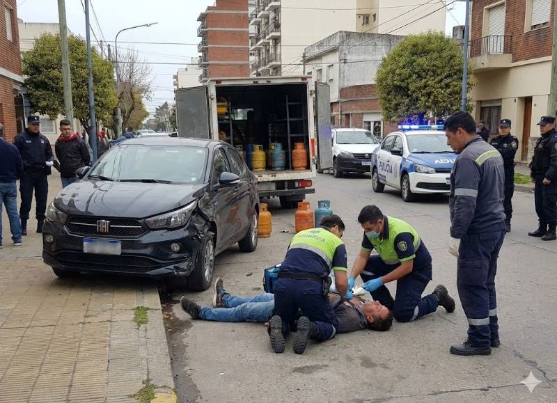VIDEO | Ladrones atropellaron a dos trabajadores mientras huían de la policía