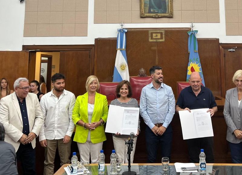 VIDEO | El Concejo reconoció a Carlos Rottemberg y Victoria Carreras por su aporte al desarrollo cultural