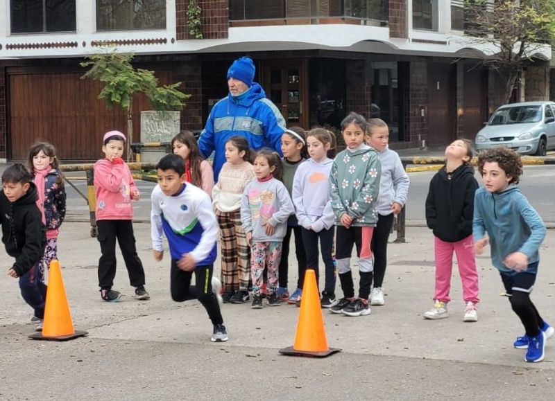 El EMDER abre inscripción para el Circuito de Atletismo Infantil en Plaza Mitre el 25 de abril