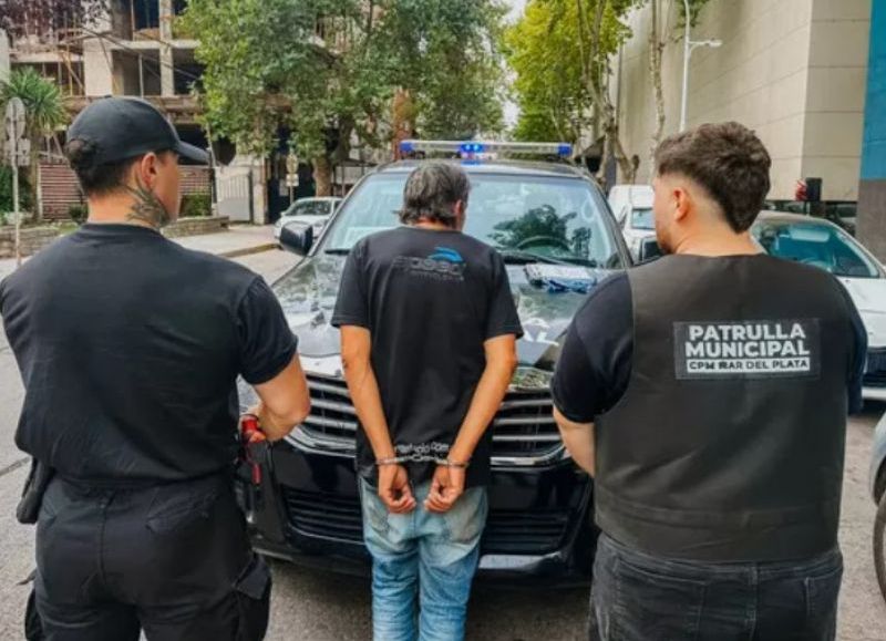 La Patrulla Municipal redujo a un hombre armado con un cuchillo en Las Heras y Garay y lo trasladó a la Comisaría