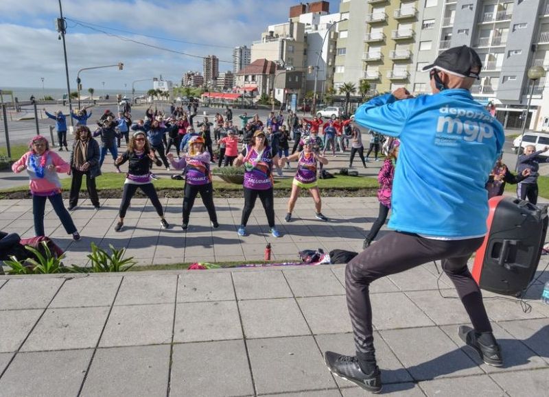 Clases gratuitas de gimnasia para adultos mayores en Plaza España