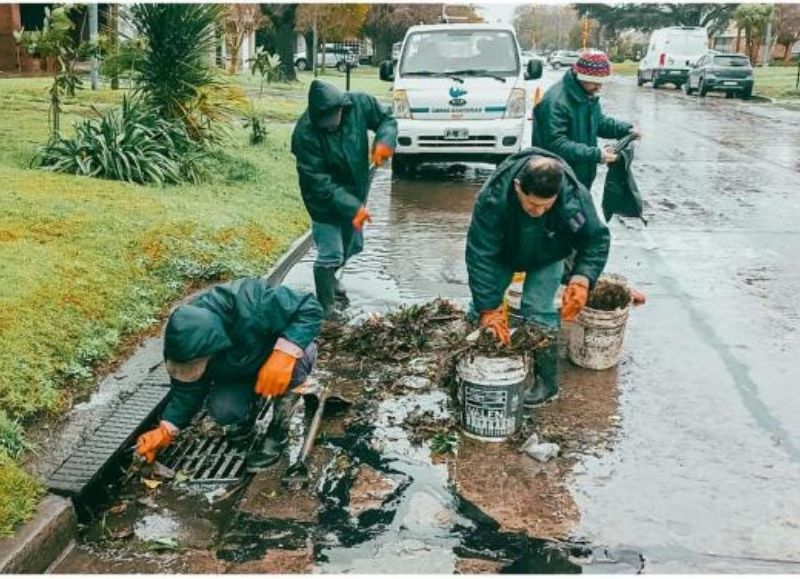 Tras el temporal, el municipio brindó asistencia para reparar los daños y despejar la vía pública