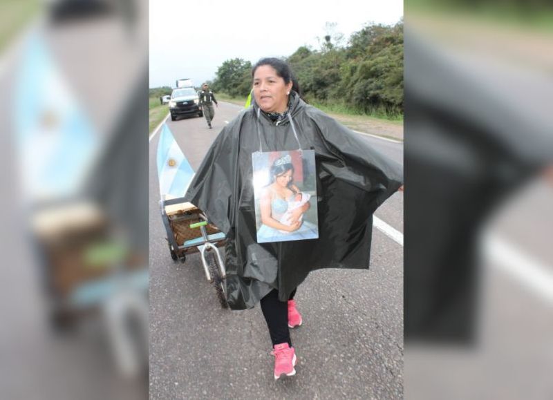 VIDEO | Mariana Aranda caminó desde General Mosconi hasta Salta Capital para pedir que su causa cambie de jurisdicción