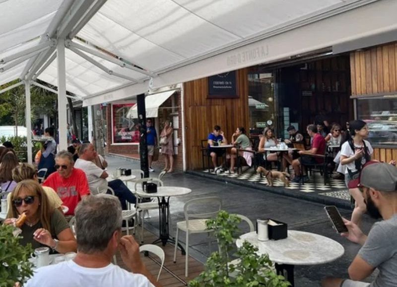 Trabajadores gastronómicos recibirán hasta 400 mil como plus de temporada
