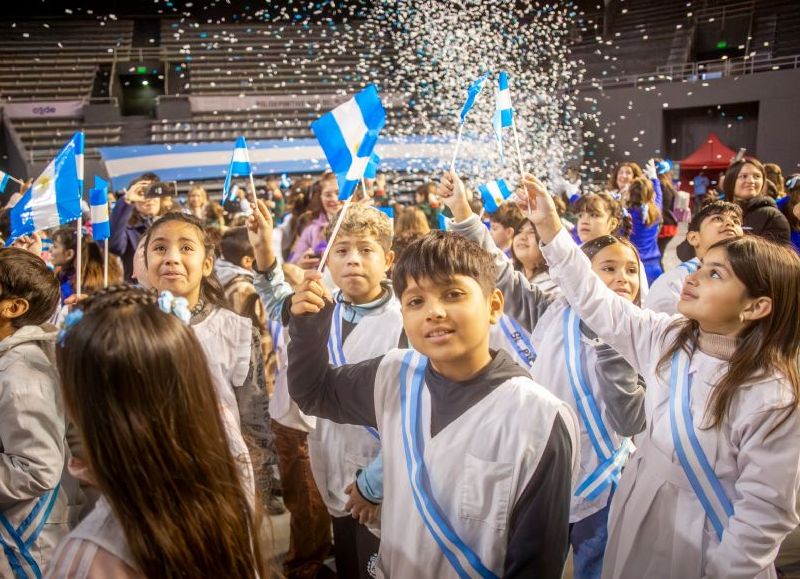 VIDEO | Agustín Neme tomó la promesa a la bandera y pidió a los alumnos de Mar del Plata que sean "buenas personas"