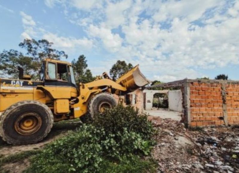 VIDEO | El Municipio derribó un búnker de venta de drogas en el barrio Las Dalias