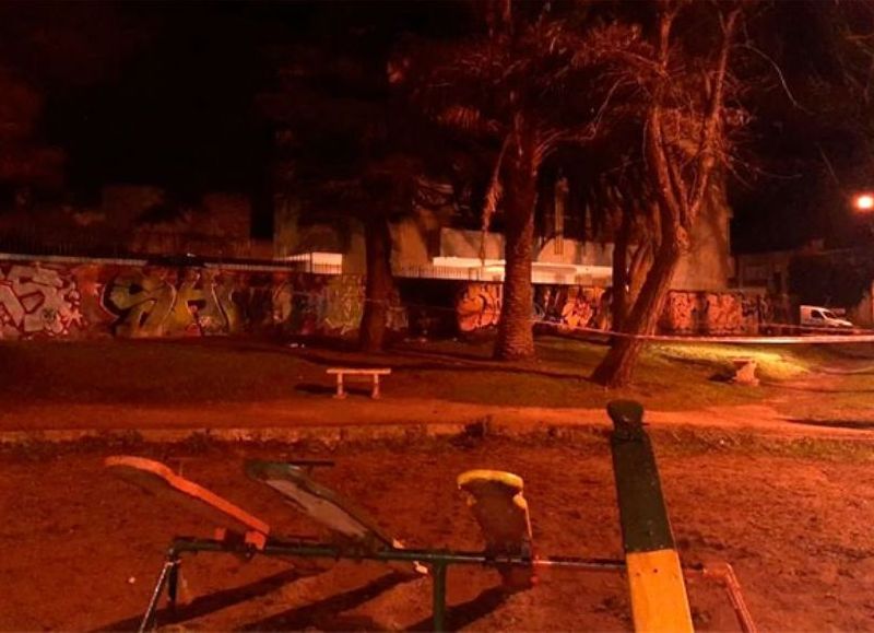 Macabro: hallaron un cuerpo carbonizado en una plaza del barrio Primera Junta