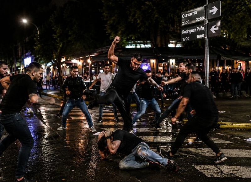 VIDEO | Batalla campal en una de las zonas más exclusivas de la ciudad terminó con golpes y patadas en la cabeza