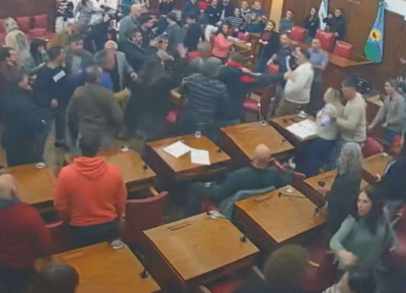 VIDEO | Violenta pelea entre taxistas y choferes de apps en pleno debate del Concejo Deliberante