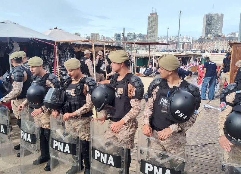 VIDEO | Un operativo pone en jaque la actividad en la Rambla por sospechas de falsificaciones