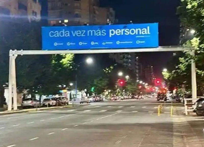 Decks, ciclovías y cartelería fuera de control: la ciudad convertida en un obstáculo permanente