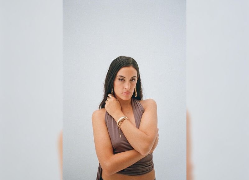 Abril Olivera llega con su propuesta de R&B, soul y música rioplatense
