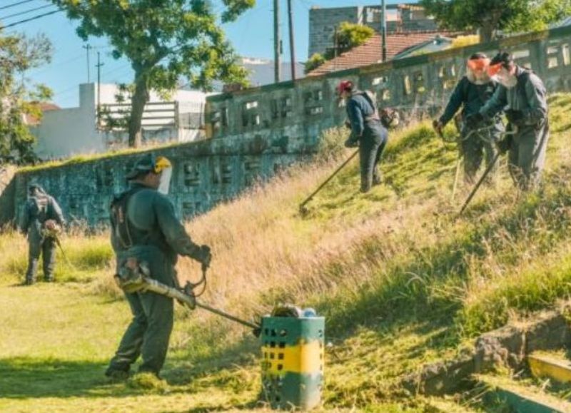 VIDEO | El Municipio realizó trabajos de higiene y mantenimiento en Plaza Italia