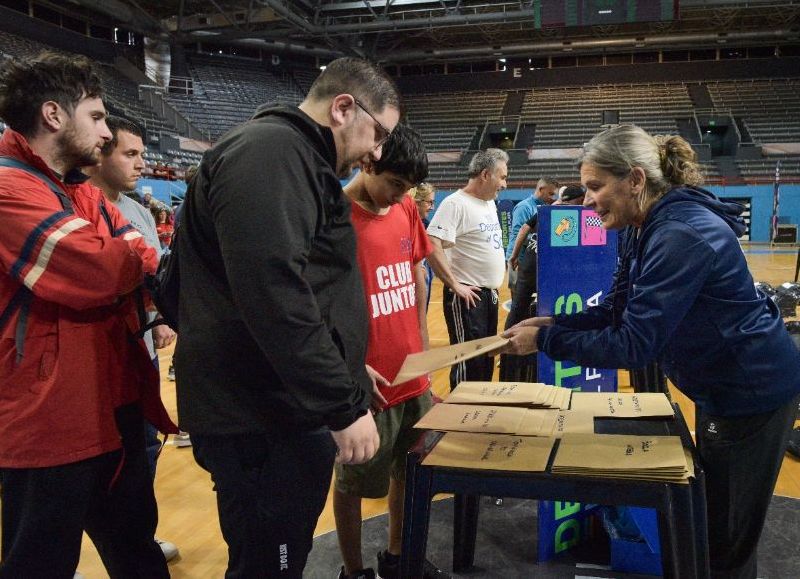 El Municipio entregó la indumentaria oficial a los finalistas de los Juegos Bonaerenses