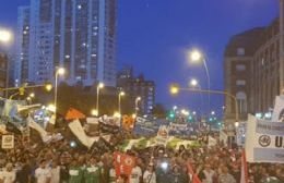 Masiva marcha de antorchas contra los tarifazos
